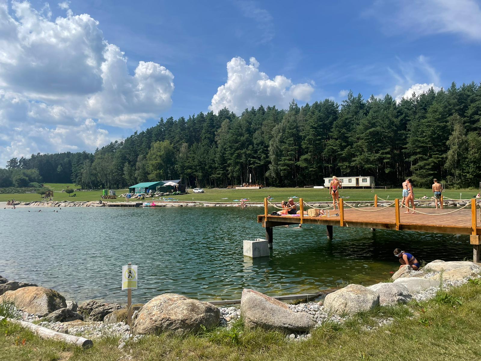 Koupaliště Makarská – pohled na molo a přírodní jezero